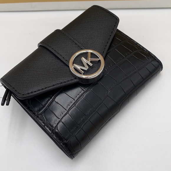 MICHAEL KORS
Carmen Medium Faux Leather Wallet
BLACK COLOR - Picture 5 of 11